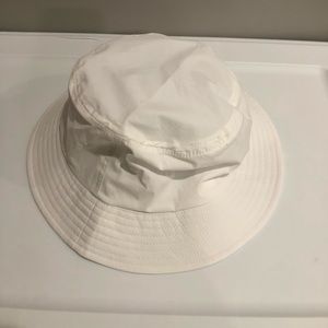 Abercrombie & Fitch bucket hat.